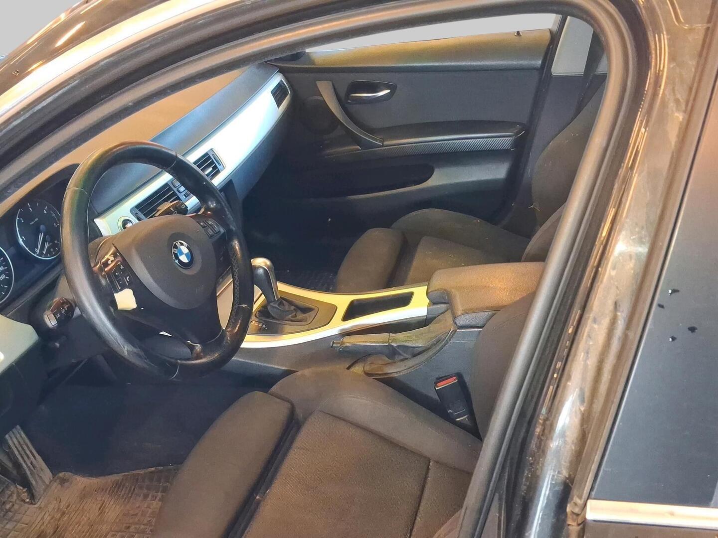 BMW 330 xdA Sedan 2006, kuva 3/3