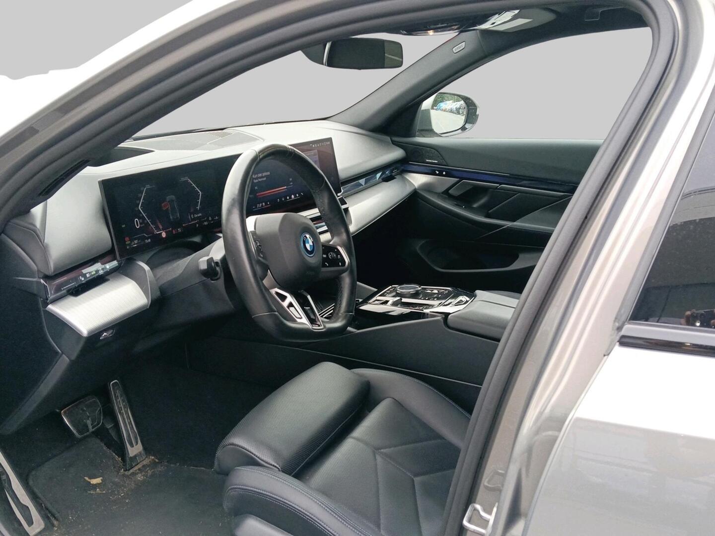 BMW 550 2024, photo 3/3