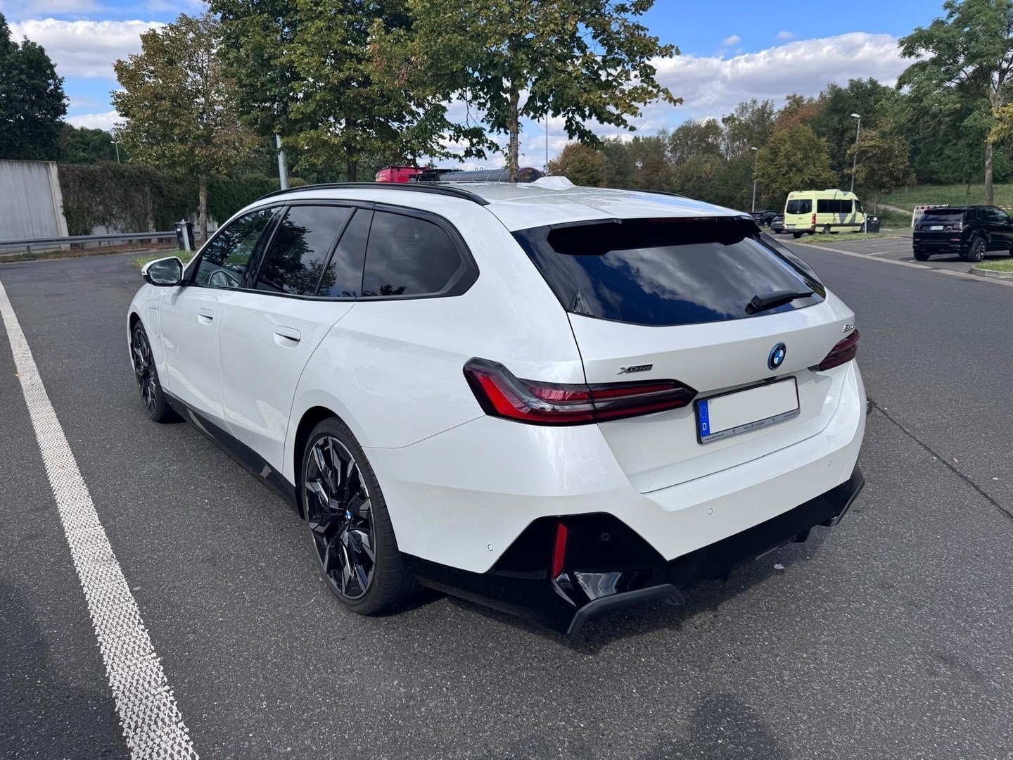 BMW 550 2026, photo 2/4