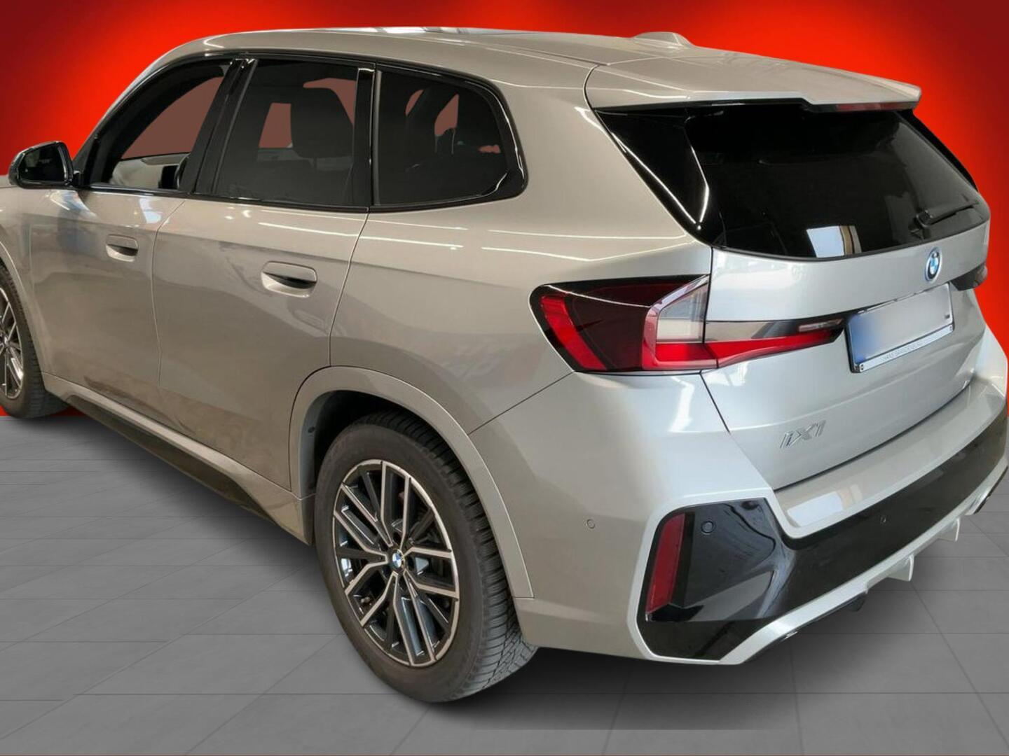 BMW iX1 xDrive 30 M Sport Fully Charged 2023, bild 2/3