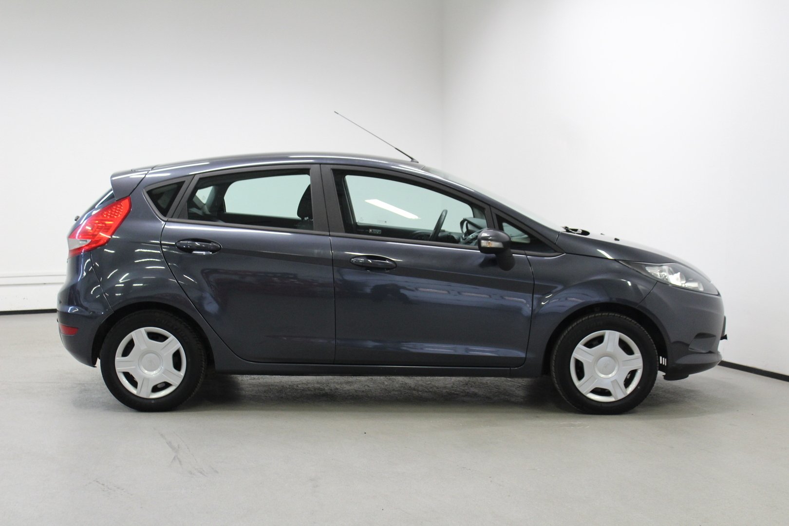 Ford Fiesta 1,25 82 hv Trend M5 5-ovinen 2010, kuva 4/19