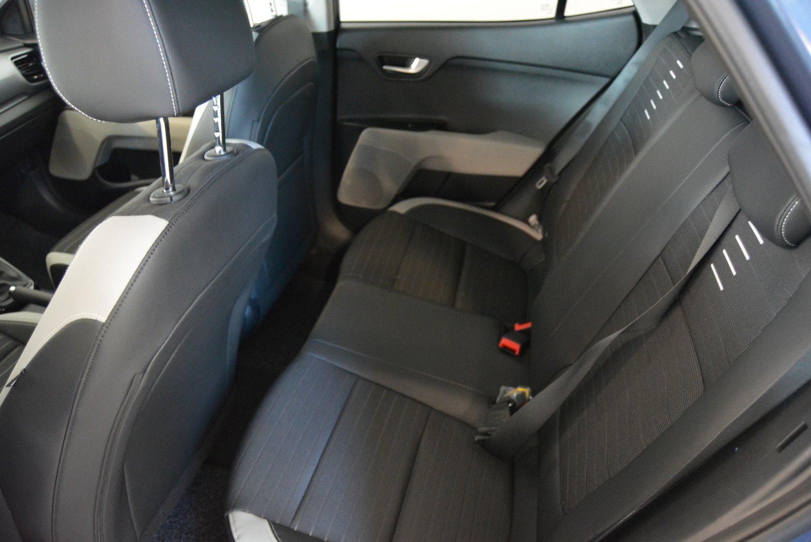 Kia Stonic 2018, photo 6/11