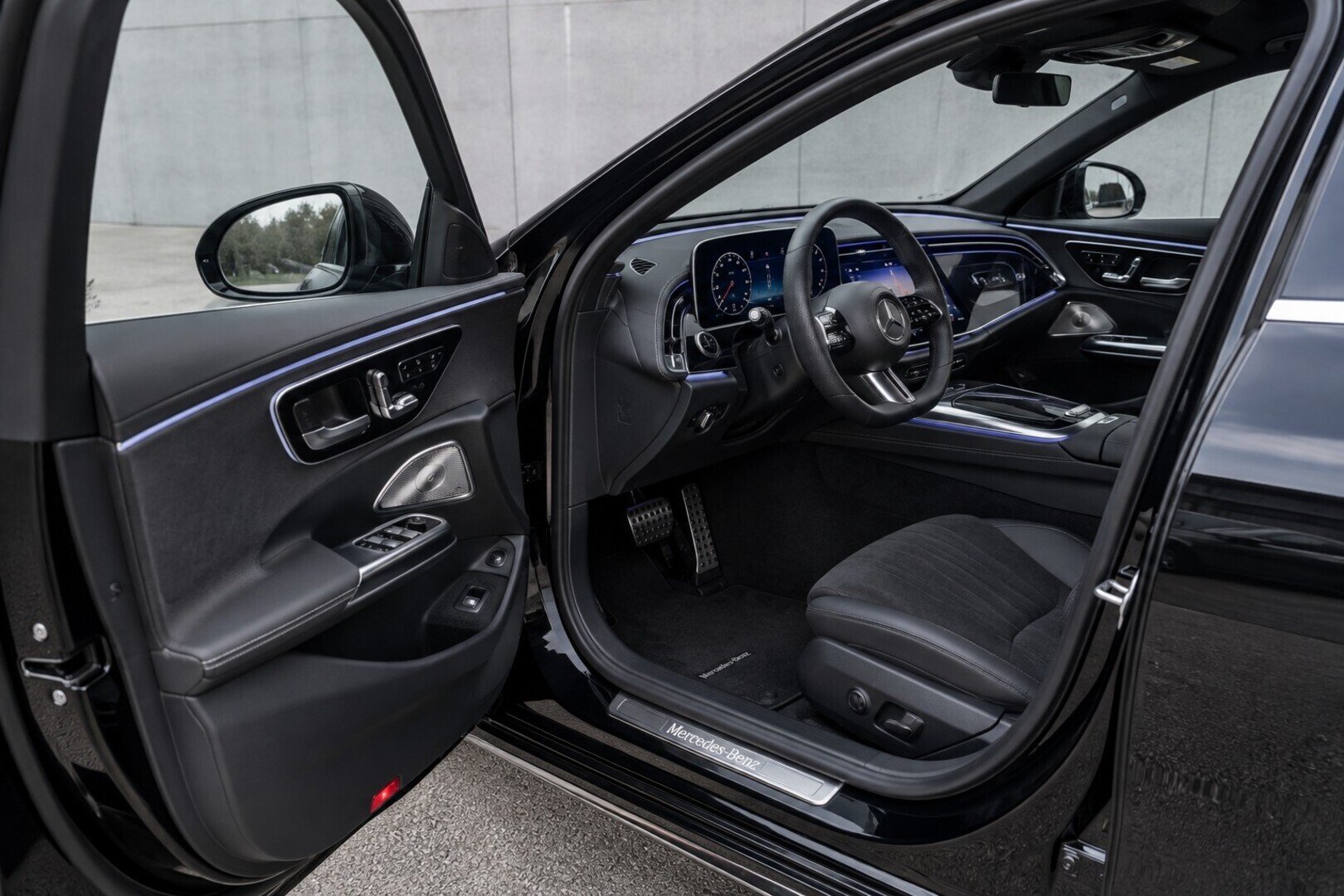 Mercedes-Benz E 300e AMG Line 2024, kuva 3/3