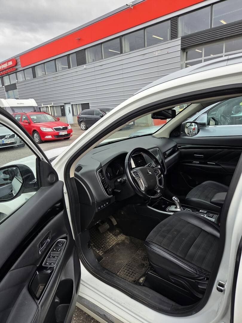 Mitsubishi Outlander PHEV 2019, kuva 2/3