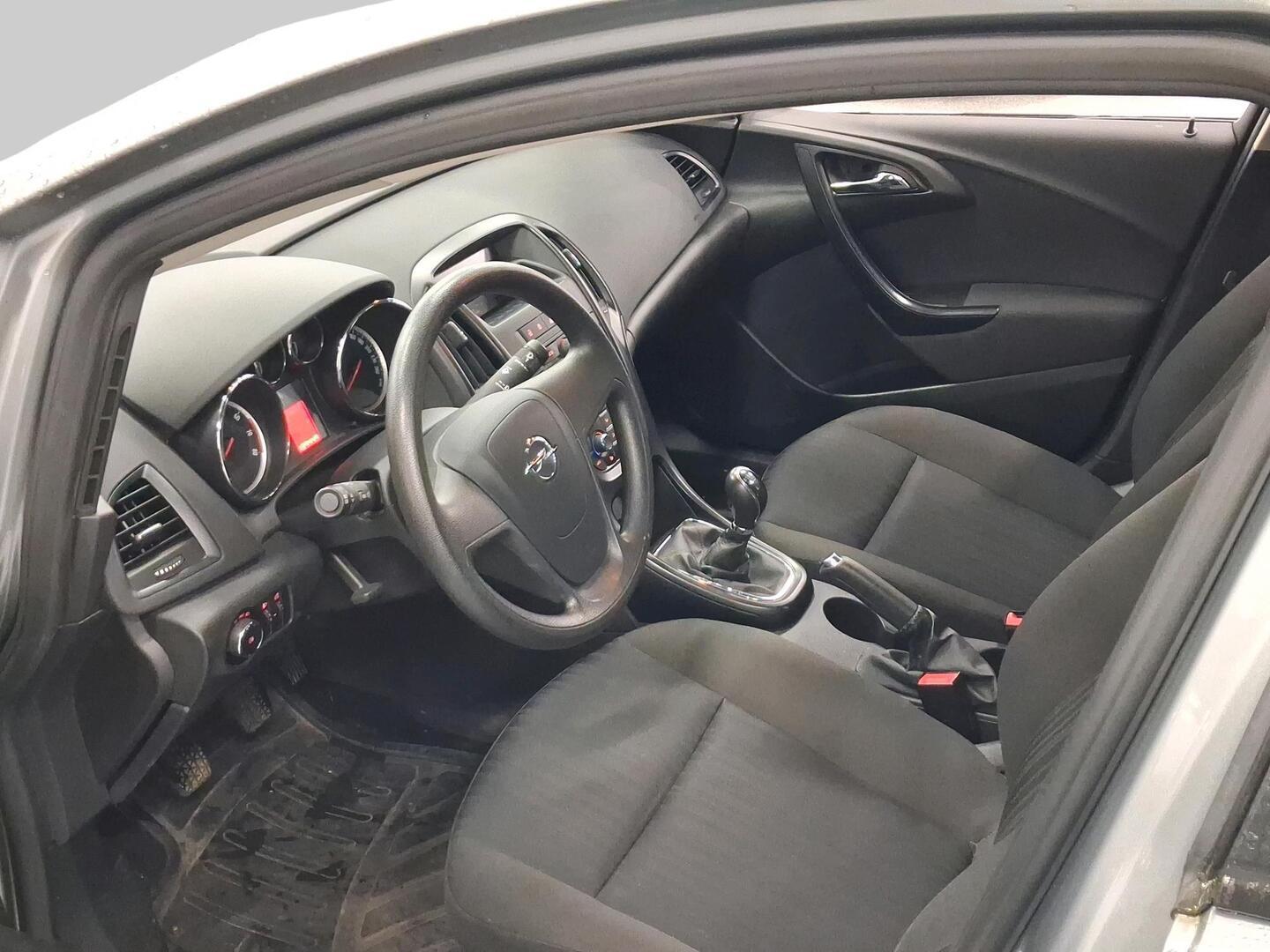 Opel Astra 2012, photo 3/3