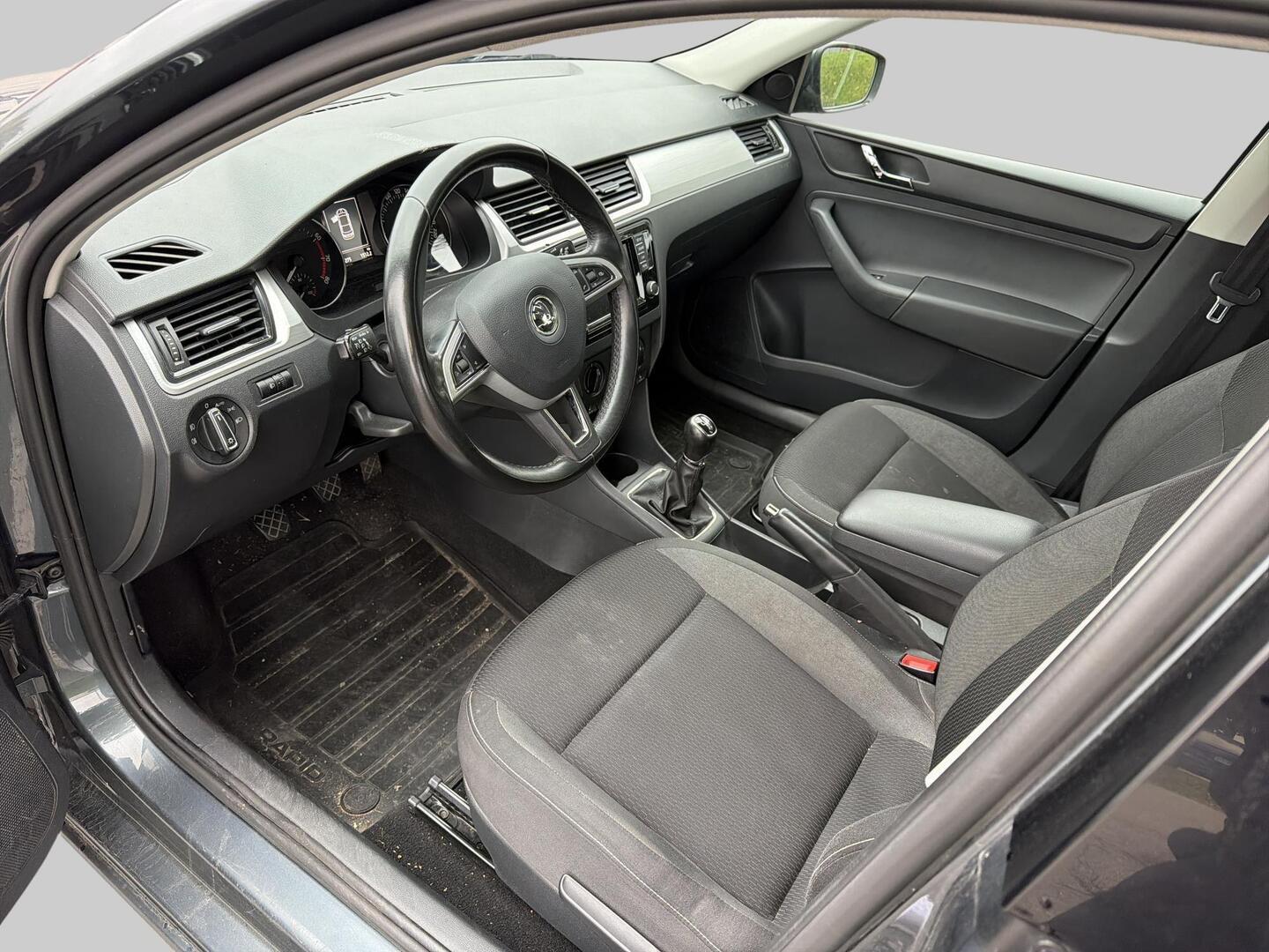 Skoda Rapid 1,2 TSI 90 Ambition 2016, bild 3/3
