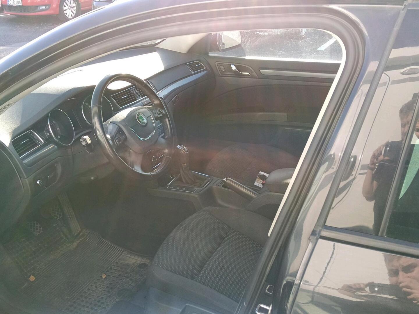 Skoda Superb 2012, photo 3/3