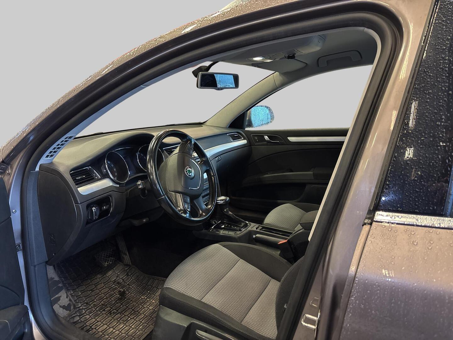 Skoda Superb 2011, kuva 3/3