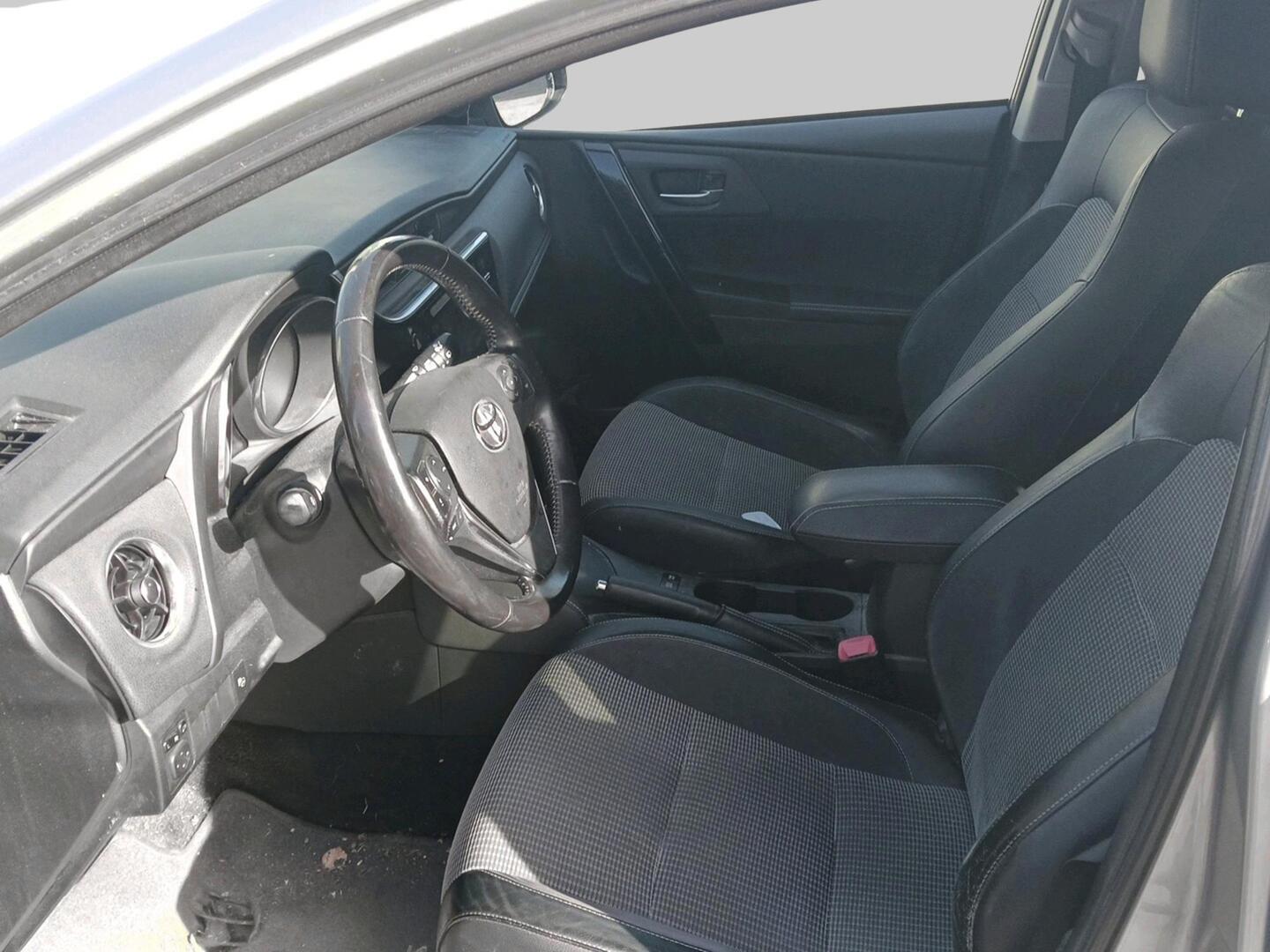 Toyota Auris 2015, photo 3/3