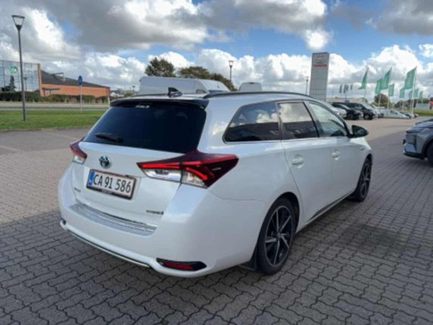 Toyota Auris 1.8 Hybrid Touring Sports 2018, kuva 2/3