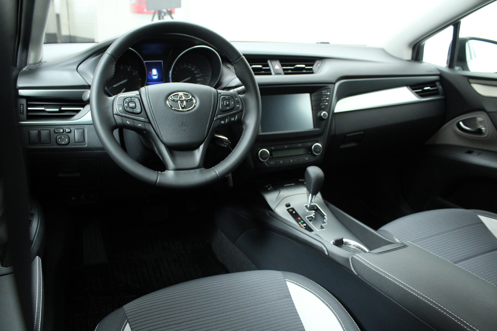 Toyota Avensis 2018, kuva 5/25