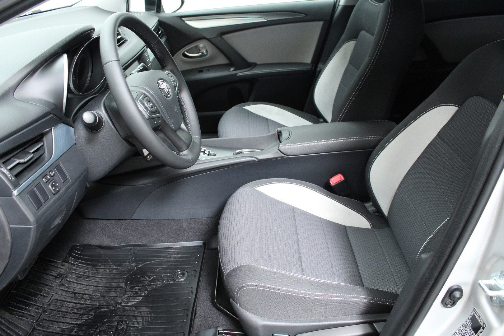 Toyota Avensis 2018, kuva 7/25