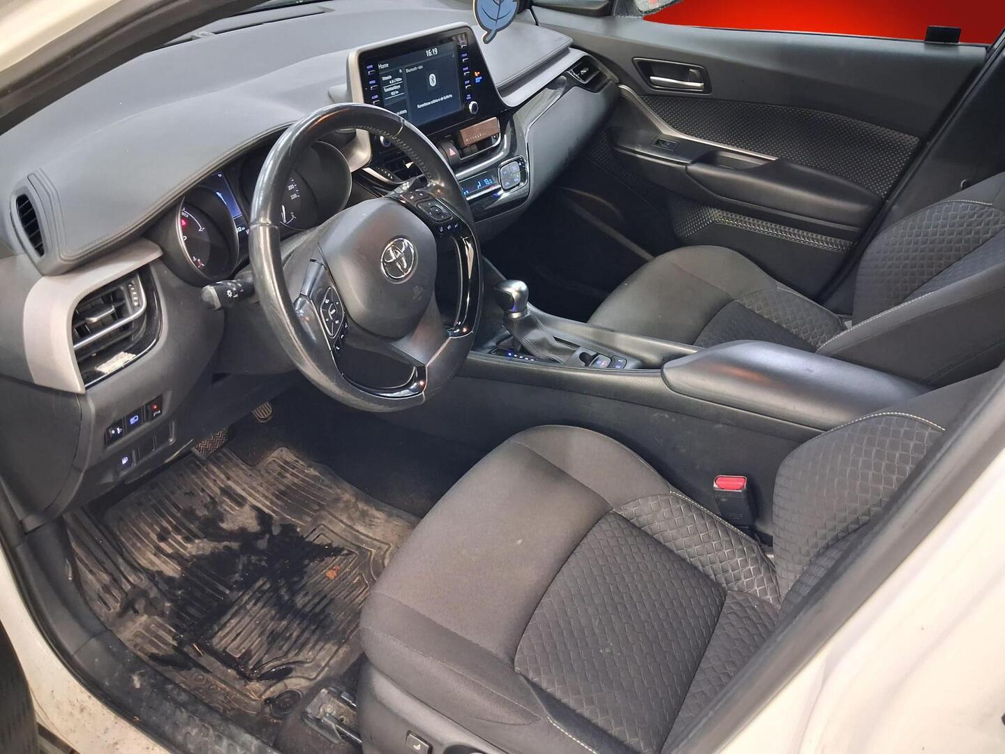 Toyota C-HR 1,8 Hybrid Active 2021, photo 3/3