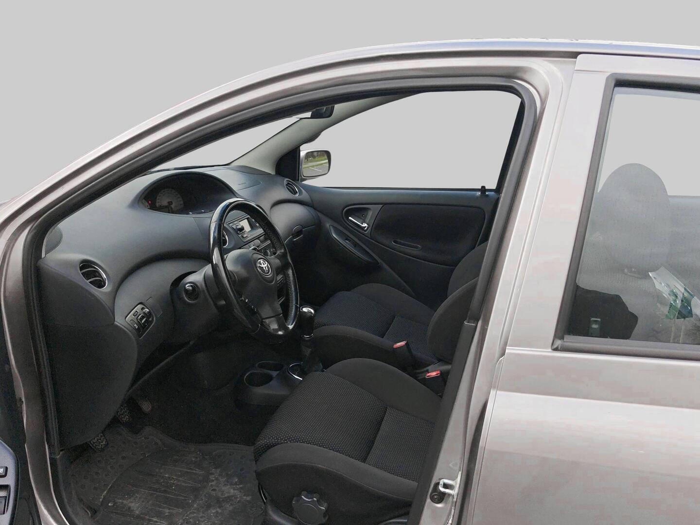 Toyota Yaris 1,5 VVT-i T Sport 5d 2003, bild 3/3