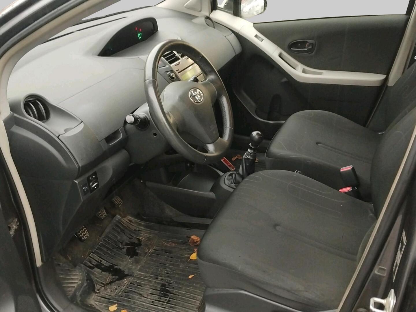 Toyota Yaris 1,3 VVT-i Linea Terra 5ov 2009, bild 3/3
