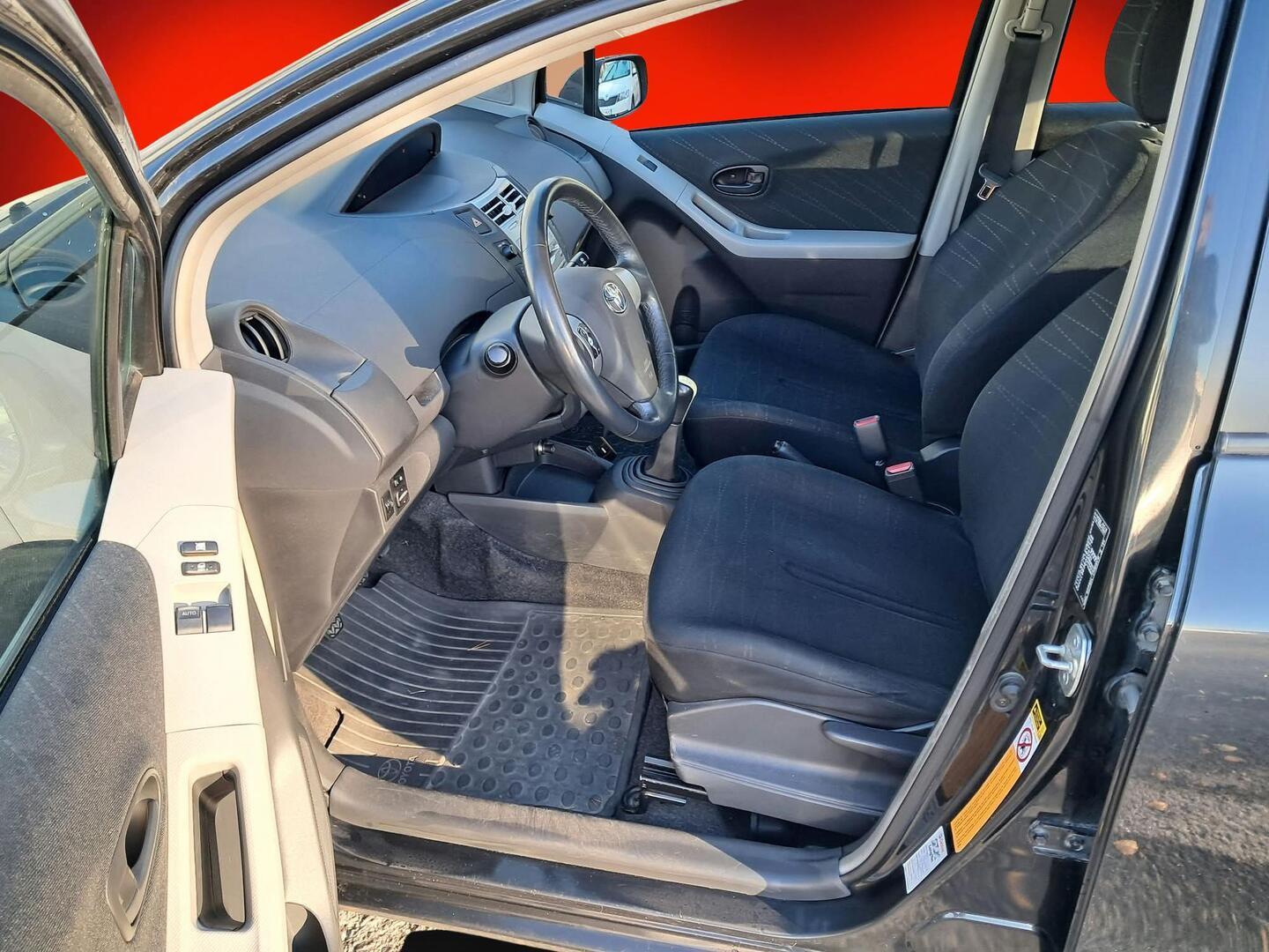 Toyota Yaris 1,3 VVT-i Linea Sol 5ov 2006, bild 3/3