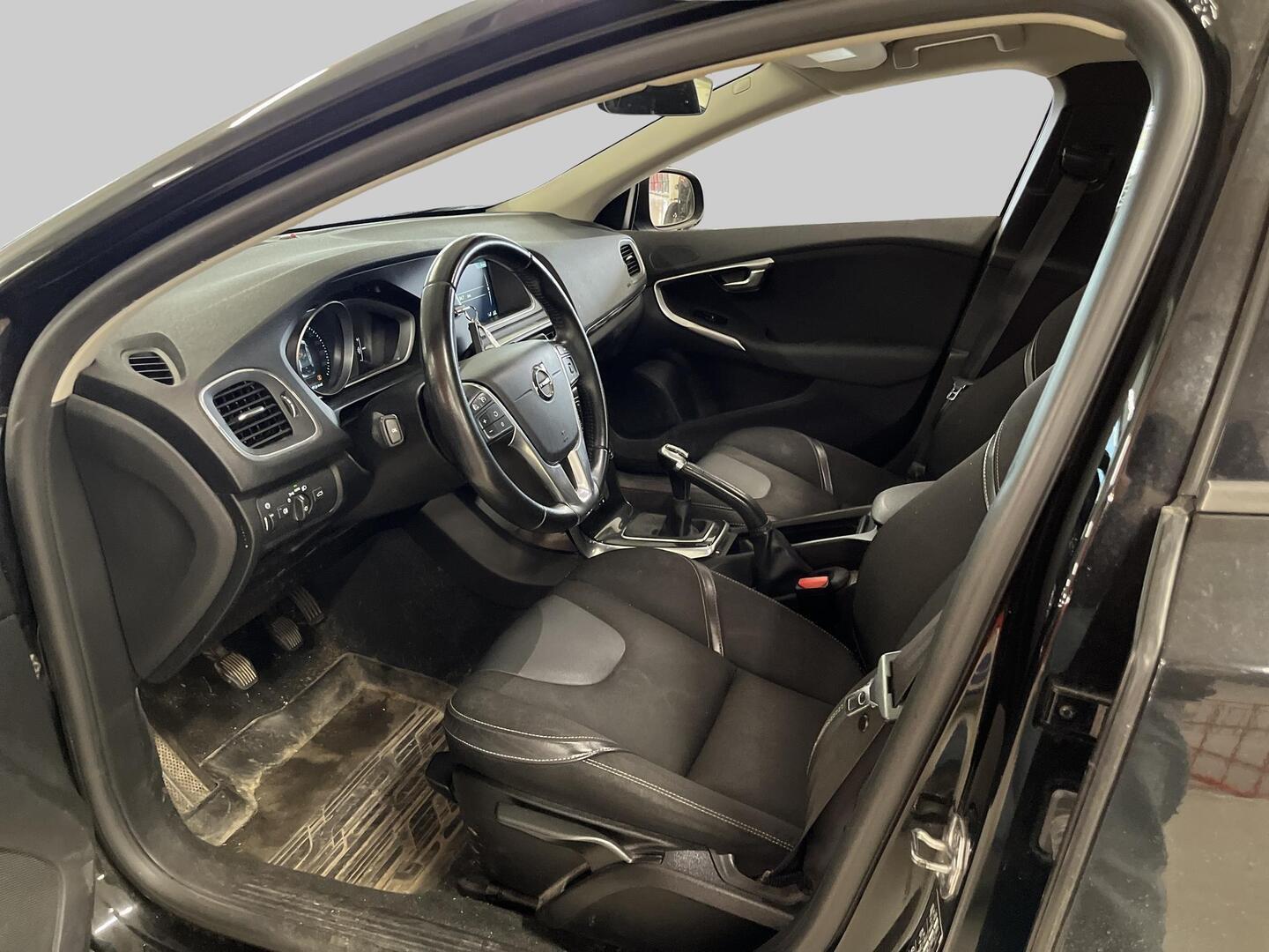 Volvo V40 T2 Momentum 2017, kuva 3/3