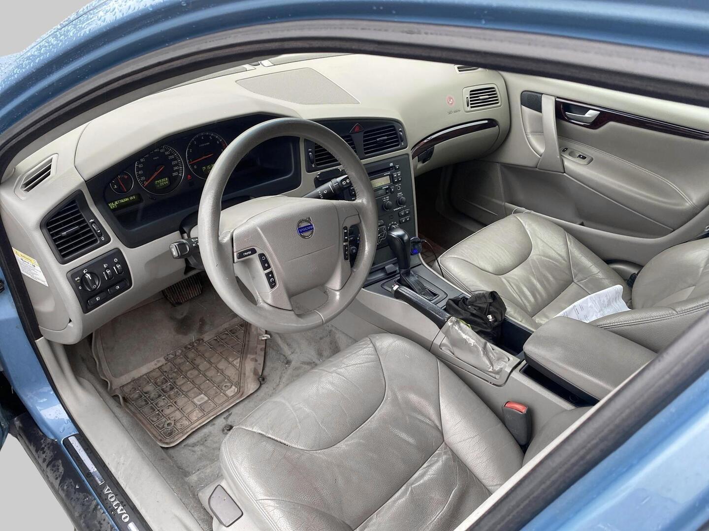 Volvo V70 2,4 103kw A Business 2003, kuva 3/3