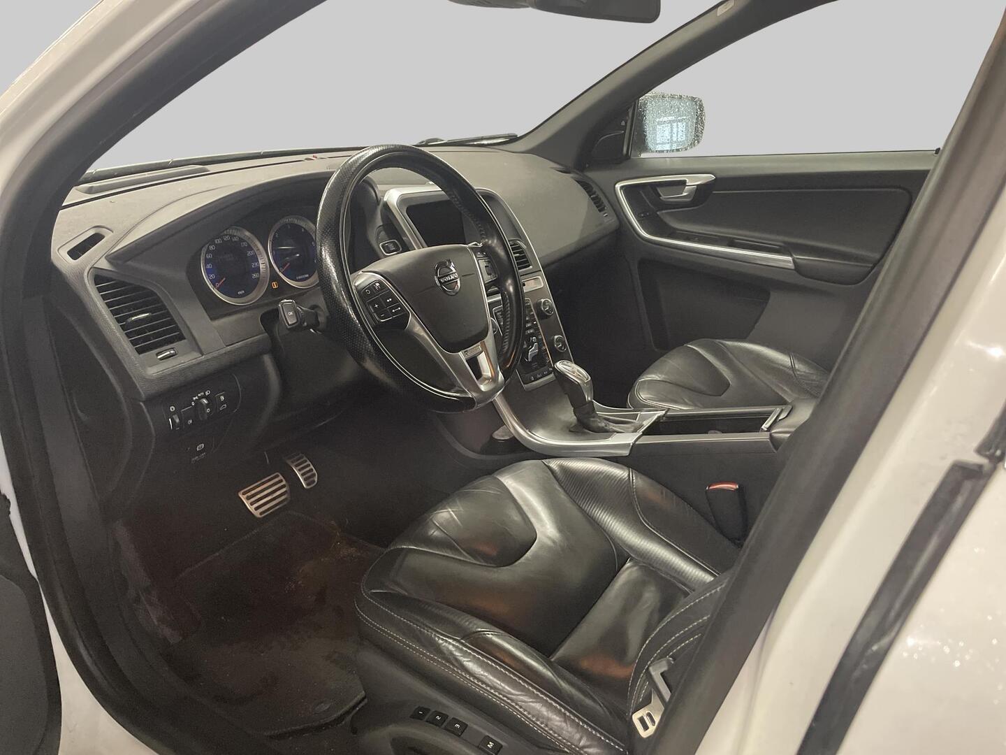 Volvo XC60 D5 AWD R-Design aut 2013, kuva 3/4