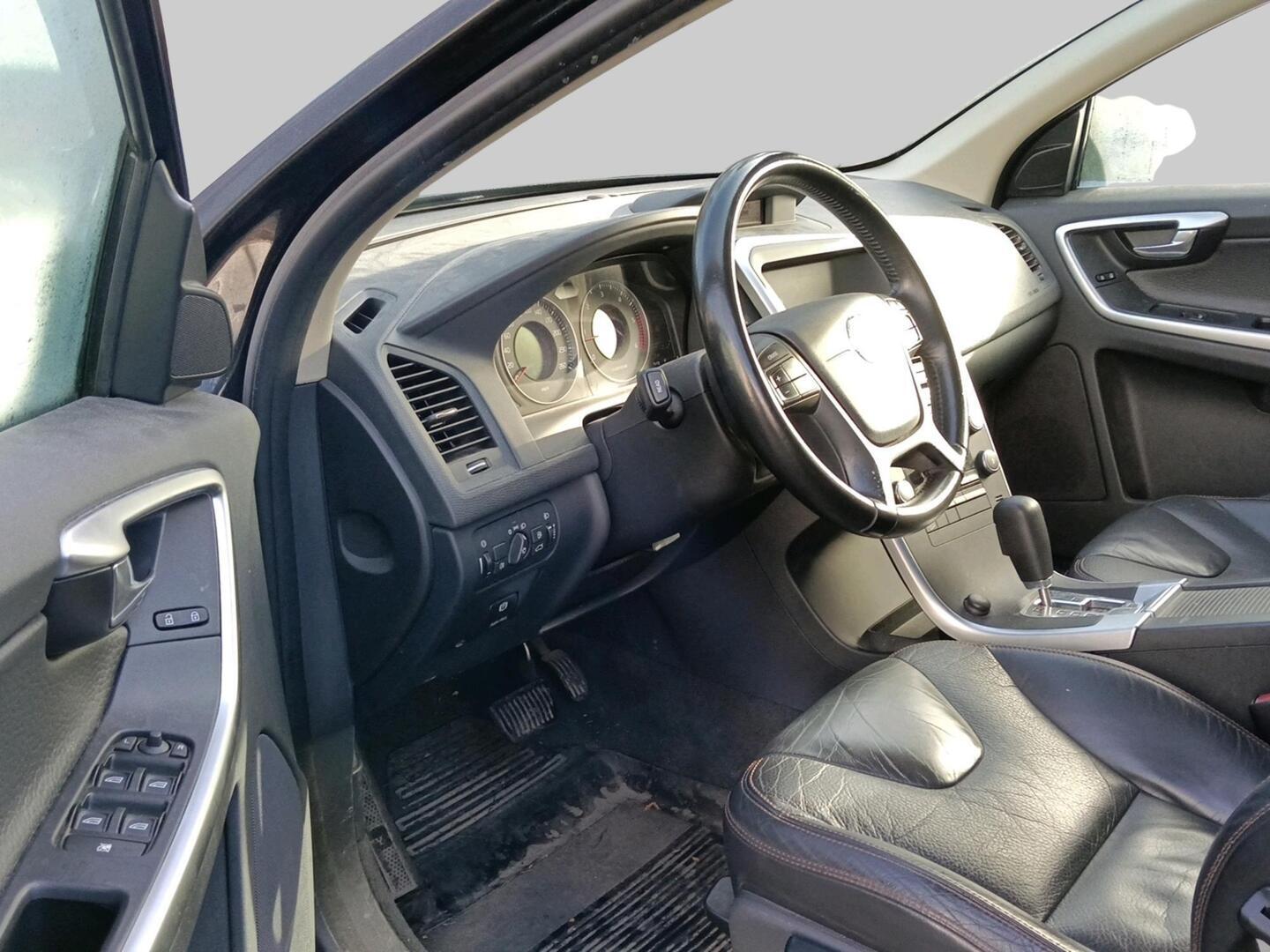 Volvo XC60 2,4D AWD Kinetic aut 2009, bild 3/3