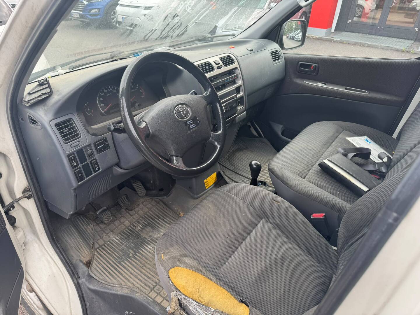Toyota Hiace 2,5 D-4D 95 5ov pitkä 2010, kuva 3/19