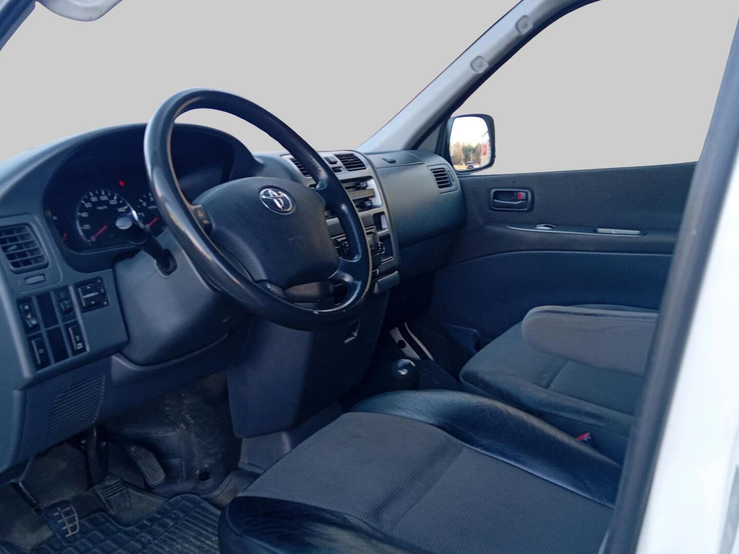 Toyota Hiace 2,5 D-4D 95 4ov 2009, bild 3/3
